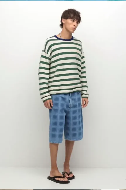 Bermuda in denim con stampa laser stile skater (1)