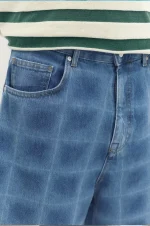 Bermuda in denim con stampa laser stile skater (4)
