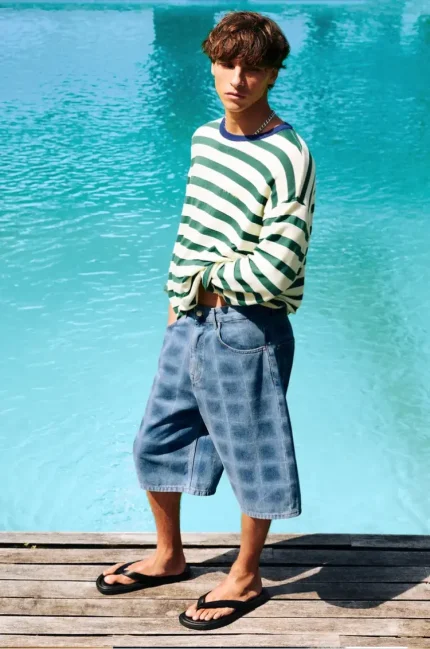 Bermuda in denim con stampa laser stile skater