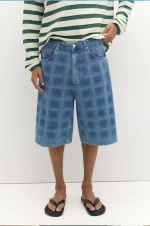 Bermuda in denim con stampa laser stile skater (5)