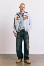 Sudadera capucha cremallera texto 4.webp