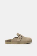 Zuecos de cuero con hebilla.webp