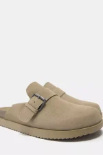 Zuecos de cuero con hebilla 2.webp