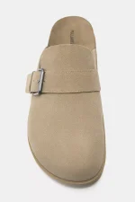 Zuecos de cuero con hebilla 3.webp